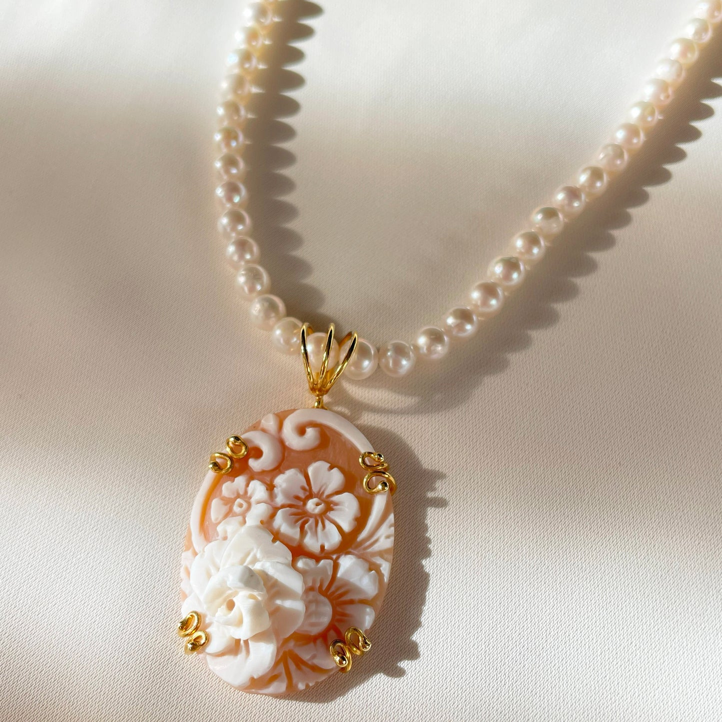 FLORAL ROSE CAMEO NECKLACE WITH FRESHWATER PEARLS