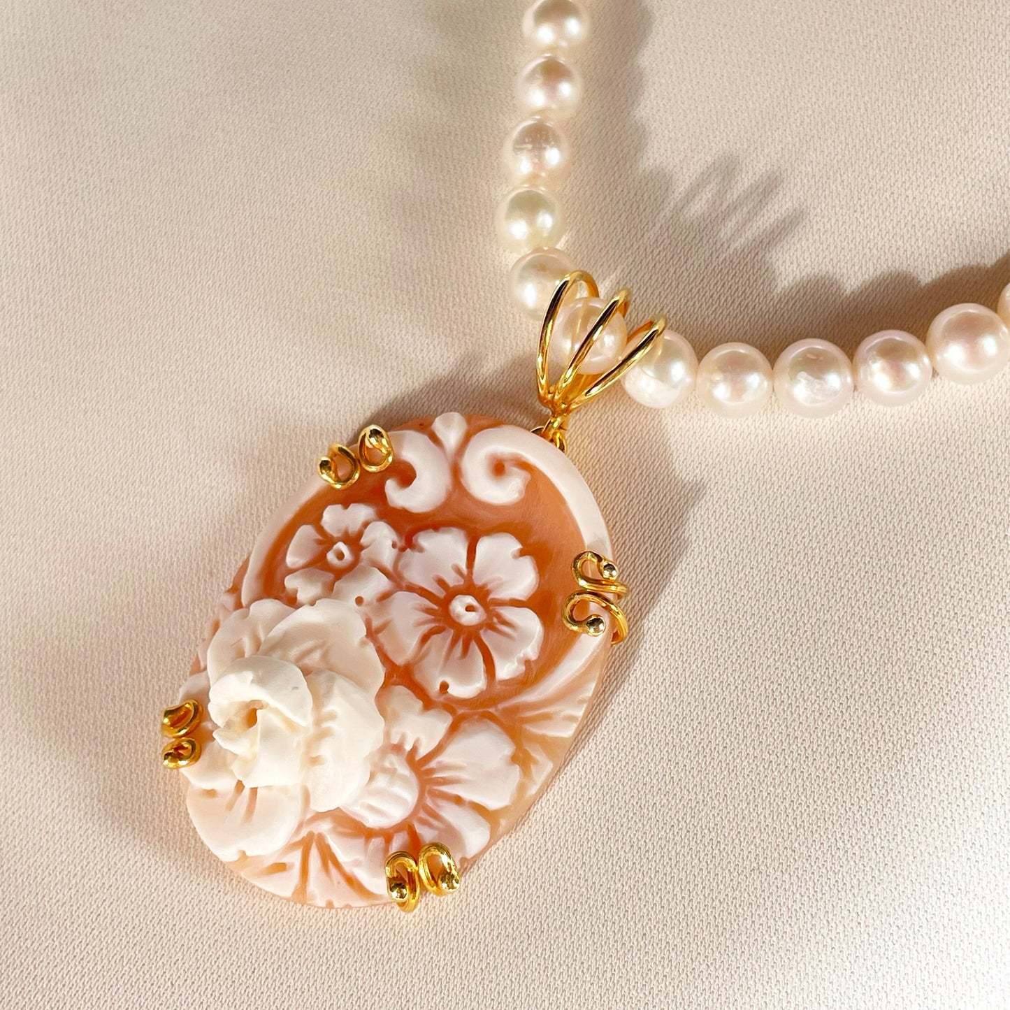 FLORAL ROSE CAMEO NECKLACE WITH FRESHWATER PEARLS