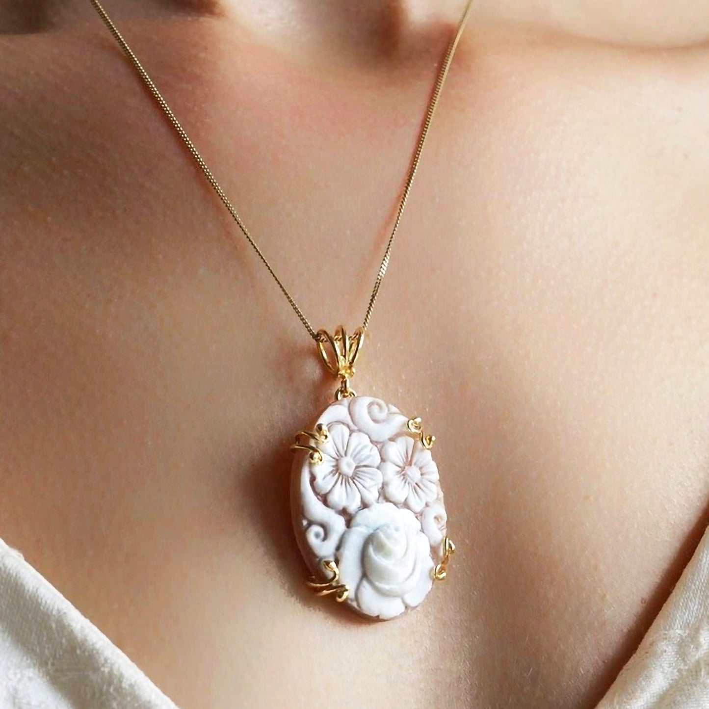 FLORAL ROSE CAMEO NECKLACE WITH FRESHWATER PEARLS