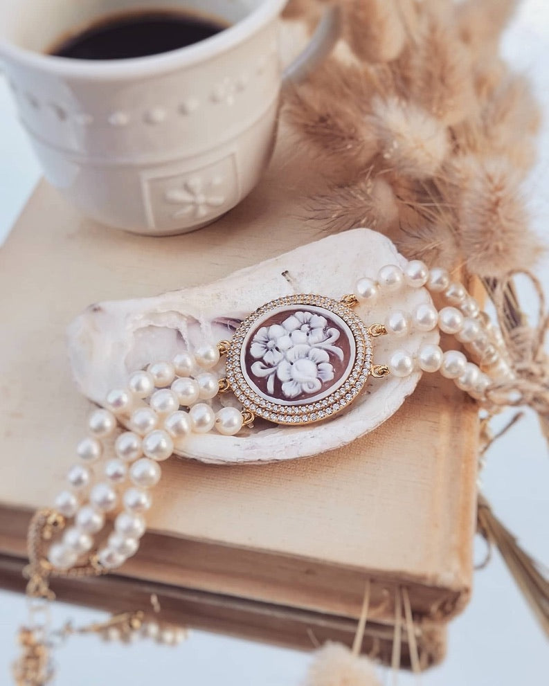 CHARMING CAMEO PEARL BRACELET