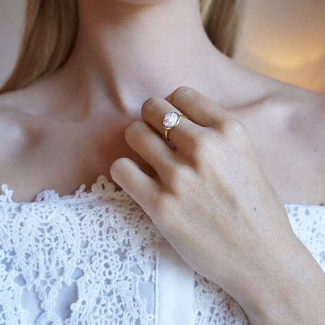 BAGUE CAMÉE ROSE - DORÉ