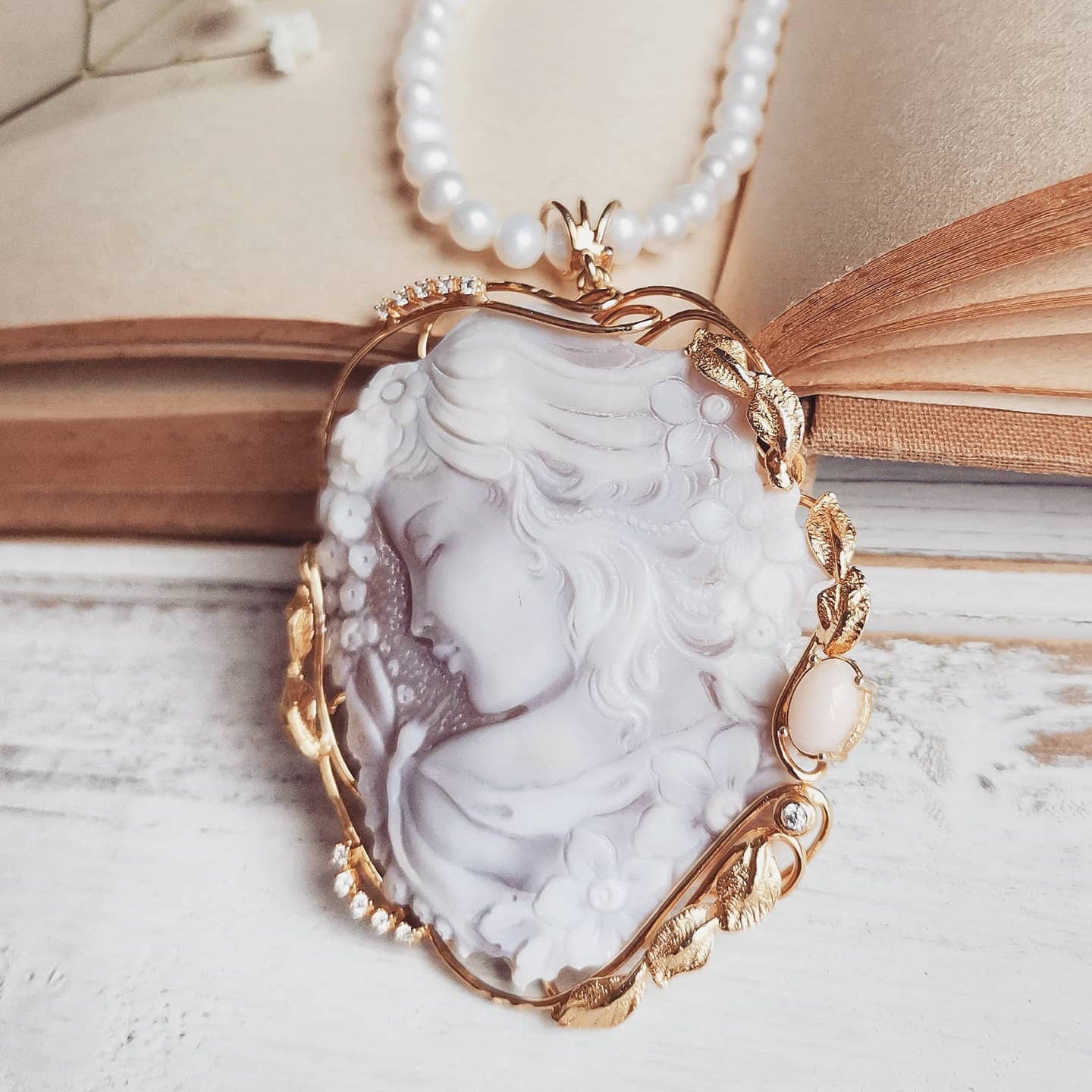 CAMEO AND CORAL NECKLACE - ROMANTIC GAZE