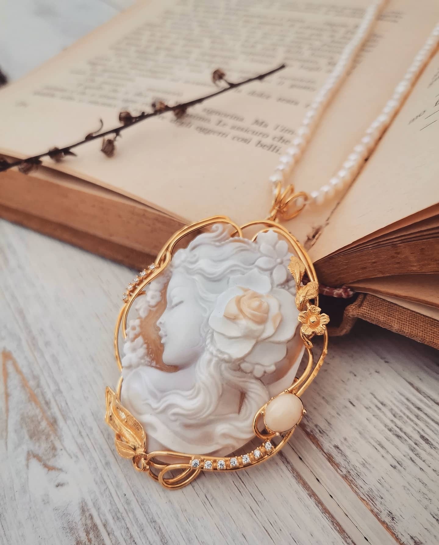 CAMEO & CORAL NECKLACE - GIRL WITH FLOWER